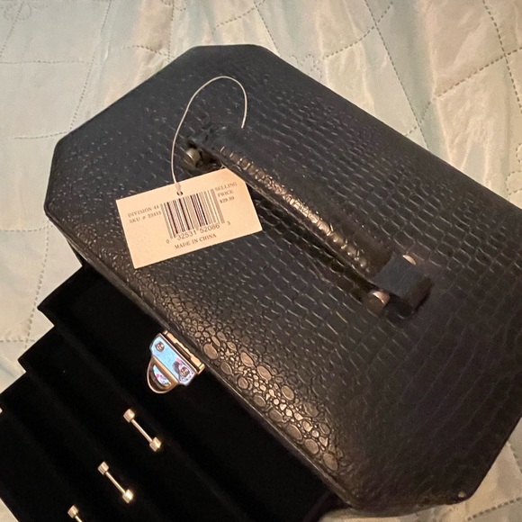 Elegant Black Jewelry Box - Picture 6 of 8